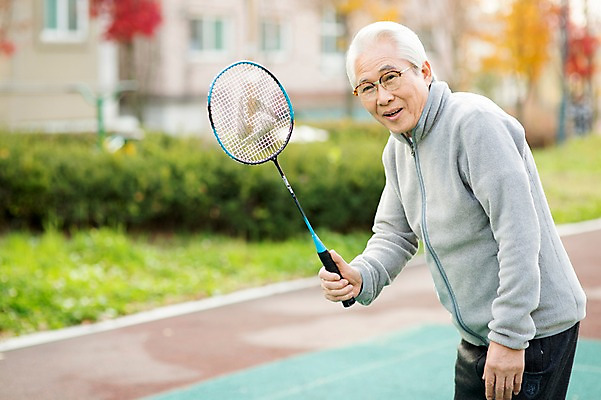 포토 JPG 주간 공원 할아버지 노년 남자 한명 서기 미소 상반신 야외 앞모습 실버라이프 운동 한국인 60대 즐거움 열정 배드민턴 노인남자한명만 국내포토 자연요소 1 라이프스타일 공공시설 감정 뷰포인트 모션 표정 건강 사람 동양인 성인 구기 남자한명만 노인남자만 파일형식