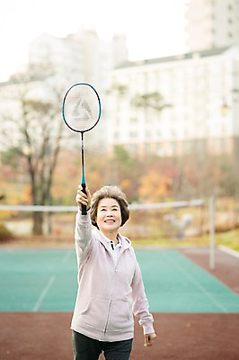 포토 JPG 주간 공원 여자 노년 할머니 한명 서기 미소 상반신 야외 앞모습 실버라이프 운동 한국인 60대 즐거움 열정 배드민턴 노인여자한명만 국내포토 자연요소 1 라이프스타일 공공시설 감정 뷰포인트 모션 표정 건강 사람 동양인 성인 구기 여자한명만 노인여자만 파일형식