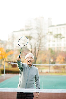 포토 JPG 주간 공원 할아버지 노년 남자 한명 서기 미소 상반신 야외 앞모습 실버라이프 운동 한국인 60대 즐거움 열정 배드민턴 노인남자한명만 국내포토 자연요소 1 라이프스타일 공공시설 감정 뷰포인트 모션 표정 건강 사람 동양인 성인 구기 남자한명만 노인남자만 파일형식