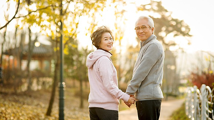 포토 JPG 주간 공원 여자 할아버지 노년 남자 할머니 서기 미소 상반신 야외 두명 옆모습 뒷모습 실버라이프 손잡기 노부부 다정 산책 한국인 뒤돌아보기 60대 노인만 국내포토 자연요소 라이프스타일 부부 공공시설 뷰포인트 컨셉 모션 휴식 표정 사람 동양인 성인 성인만 파일형식