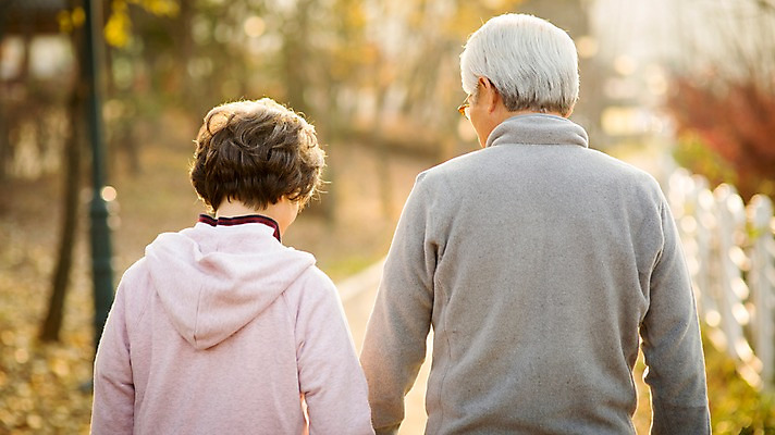 포토 JPG 주간 공원 여자 할아버지 노년 남자 할머니 상반신 야외 두명 뒷모습 실버라이프 걷기 손잡기 노부부 다정 산책 한국인 60대 노인만 국내포토 자연요소 라이프스타일 부부 공공시설 뷰포인트 컨셉 모션 휴식 사람 동양인 성인 성인만 파일형식