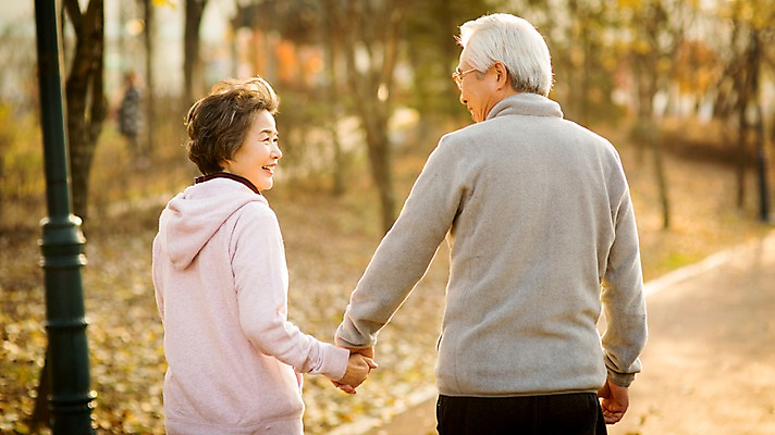 포토 JPG 주간 공원 여자 할아버지 노년 남자 할머니 미소 상반신 야외 두명 뒷모습 실버라이프 걷기 손잡기 노부부 다정 산책 한국인 60대 노인만 국내포토 자연요소 라이프스타일 부부 공공시설 뷰포인트 컨셉 모션 휴식 표정 사람 동양인 성인 성인만 파일형식