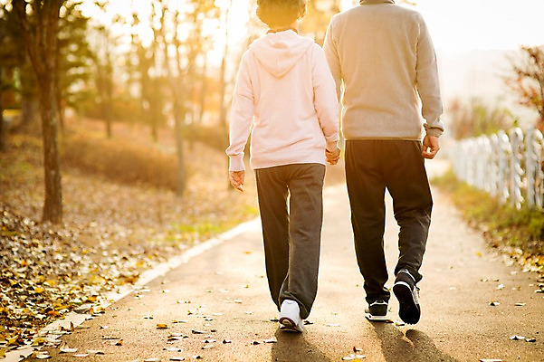 포토 JPG 주간 전신 공원 여자 할아버지 노년 남자 할머니 야외 두명 뒷모습 실버라이프 햇빛 걷기 손잡기 노부부 다정 산책 한국인 60대 노인만 국내포토 자연요소 라이프스타일 부부 공공시설 뷰포인트 컨셉 모션 휴식 사람 동양인 성인 태양 성인만 파일형식