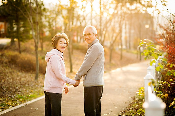 포토 JPG 주간 공원 여자 할아버지 노년 남자 할머니 서기 미소 야외 두명 뒷모습 실버라이프 햇빛 손잡기 노부부 다정 산책 한국인 뒤돌아보기 60대 노인만 국내포토 자연요소 라이프스타일 부부 공공시설 뷰포인트 컨셉 모션 휴식 표정 사람 동양인 성인 태양 성인만 파일형식