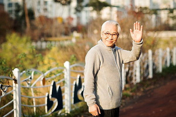 포토 JPG 주간 공원 할아버지 노년 남자 한명 서기 미소 상반신 야외 옆모습 실버라이프 산책 한국인 60대 손인사 노인남자한명만 국내포토 자연요소 1 라이프스타일 공공시설 뷰포인트 모션 휴식 표정 사람 동양인 성인 인사 남자한명만 노인남자만 파일형식