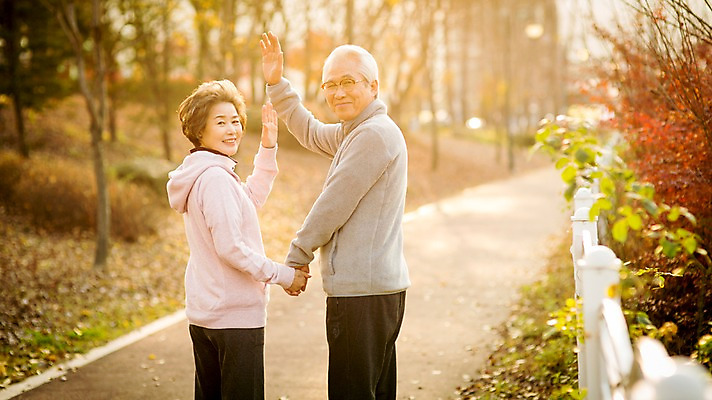 포토 JPG 주간 공원 여자 할아버지 노년 남자 할머니 서기 미소 상반신 야외 두명 옆모습 실버라이프 햇빛 손잡기 노부부 다정 산책 한국인 뒤돌아보기 60대 손인사 노인만 국내포토 자연요소 라이프스타일 부부 공공시설 뷰포인트 컨셉 모션 휴식 표정 사람 동양인 성인 태양 인사 성인만 파일형식