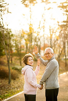 포토 JPG 주간 공원 여자 할아버지 노년 남자 할머니 서기 미소 상반신 야외 두명 옆모습 실버라이프 햇빛 손잡기 노부부 다정 산책 한국인 뒤돌아보기 60대 손인사 노인만 국내포토 자연요소 라이프스타일 부부 공공시설 뷰포인트 컨셉 모션 휴식 표정 사람 동양인 성인 태양 인사 성인만 파일형식