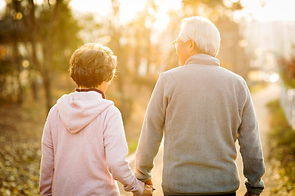 포토 JPG 주간 공원 여자 할아버지 노년 남자 할머니 서기 야외 두명 뒷모습 실버라이프 햇빛 손잡기 노부부 다정 산책 한국인 60대 노인만 국내포토 자연요소 라이프스타일 부부 공공시설 뷰포인트 컨셉 모션 휴식 사람 동양인 성인 태양 성인만 파일형식