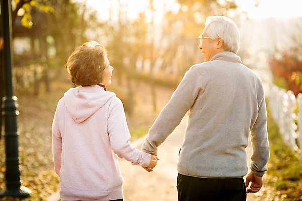 포토 JPG 주간 공원 여자 할아버지 노년 남자 할머니 서기 미소 야외 두명 뒷모습 실버라이프 햇빛 손잡기 노부부 다정 산책 한국인 60대 노인만 국내포토 자연요소 라이프스타일 부부 공공시설 뷰포인트 컨셉 모션 휴식 표정 사람 동양인 성인 태양 성인만 파일형식