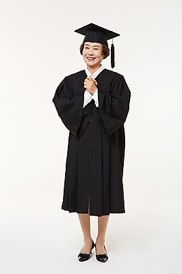 포토 JPG 스튜디오촬영 전신 여자 노년 할머니 졸업 실내 한명 서기 미소 앞모습 실버라이프 한국인 졸업가운 60대 노인여자한명만 평생교육 국내포토 1 라이프스타일 교육 뷰포인트 모션 표정 사람 동양인 성인 내부 가운 여자한명만 노인여자만 파일형식