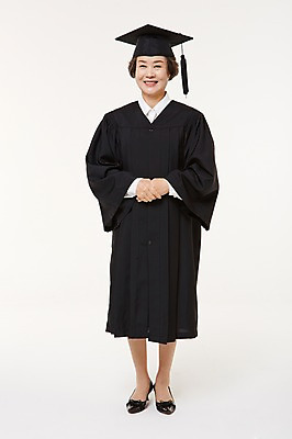 포토 JPG 스튜디오촬영 전신 여자 노년 할머니 졸업 실내 한명 서기 미소 앞모습 실버라이프 한국인 졸업가운 60대 노인여자한명만 평생교육 국내포토 1 라이프스타일 교육 뷰포인트 모션 표정 사람 동양인 성인 내부 가운 여자한명만 노인여자만 파일형식