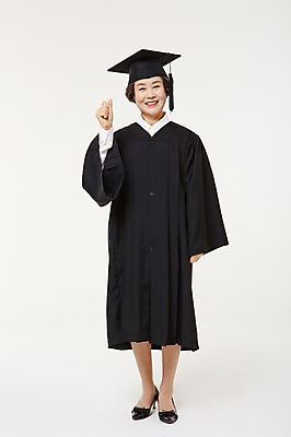포토 JPG 스튜디오촬영 전신 여자 노년 할머니 졸업 실내 한명 서기 미소 앞모습 실버라이프 파이팅 한국인 졸업가운 60대 노인여자한명만 평생교육 국내포토 1 라이프스타일 교육 뷰포인트 모션 표정 사람 동양인 성인 내부 가운 여자한명만 노인여자만 파일형식