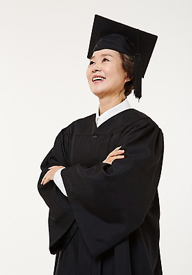 포토 JPG 스튜디오촬영 여자 노년 할머니 졸업 실내 한명 서기 미소 상반신 옆모습 실버라이프 팔짱 한국인 졸업가운 60대 노인여자한명만 평생교육 국내포토 1 라이프스타일 교육 뷰포인트 모션 표정 사람 동양인 성인 내부 가운 여자한명만 노인여자만 파일형식