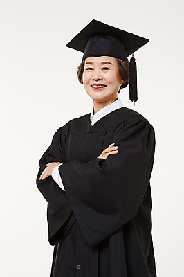 포토 JPG 스튜디오촬영 여자 노년 할머니 졸업 실내 한명 서기 미소 상반신 앞모습 실버라이프 팔짱 한국인 졸업가운 60대 노인여자한명만 평생교육 국내포토 1 라이프스타일 교육 뷰포인트 모션 표정 사람 동양인 성인 내부 가운 여자한명만 노인여자만 파일형식