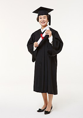 포토 JPG 스튜디오촬영 전신 여자 노년 할머니 졸업 실내 한명 서기 미소 들기 앞모습 실버라이프 한국인 졸업가운 60대 졸업장 노인여자한명만 평생교육 국내포토 1 라이프스타일 교육 뷰포인트 모션 표정 사람 동양인 성인 내부 가운 여자한명만 노인여자만 파일형식