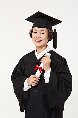 포토 JPG 스튜디오촬영 여자 노년 할머니 졸업 실내 한명 서기 미소 들기 상반신 앞모습 실버라이프 한국인 졸업가운 60대 졸업장 노인여자한명만 평생교육 국내포토 1 라이프스타일 교육 뷰포인트 모션 표정 사람 동양인 성인 내부 가운 여자한명만 노인여자만 파일형식