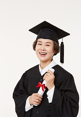 포토 JPG 스튜디오촬영 여자 노년 할머니 졸업 실내 한명 서기 미소 들기 상반신 앞모습 실버라이프 한국인 졸업가운 60대 졸업장 노인여자한명만 평생교육 국내포토 1 라이프스타일 교육 뷰포인트 모션 표정 사람 동양인 성인 내부 가운 여자한명만 노인여자만 파일형식