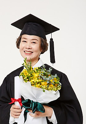 포토 JPG 스튜디오촬영 여자 노년 할머니 꽃다발 졸업 실내 한명 서기 미소 들기 상반신 앞모습 실버라이프 한국인 졸업가운 60대 졸업장 노인여자한명만 평생교육 국내포토 1 라이프스타일 교육 꽃 뷰포인트 모션 표정 사람 동양인 성인 내부 가운 여자한명만 노인여자만 파일형식