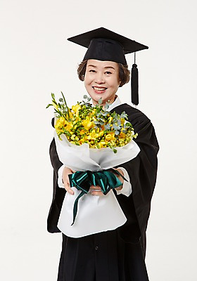 포토 JPG 스튜디오촬영 여자 노년 할머니 꽃다발 졸업 실내 한명 서기 미소 들기 상반신 앞모습 실버라이프 한국인 졸업가운 60대 노인여자한명만 평생교육 국내포토 1 라이프스타일 교육 꽃 뷰포인트 모션 표정 사람 동양인 성인 내부 가운 여자한명만 노인여자만 파일형식