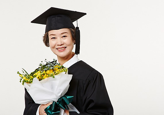 포토 JPG 스튜디오촬영 여자 노년 할머니 꽃다발 졸업 실내 한명 서기 미소 들기 상반신 앞모습 실버라이프 한국인 졸업가운 60대 노인여자한명만 평생교육 국내포토 1 라이프스타일 교육 꽃 뷰포인트 모션 표정 사람 동양인 성인 내부 가운 여자한명만 노인여자만 파일형식