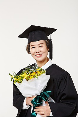 포토 JPG 스튜디오촬영 여자 노년 할머니 꽃다발 졸업 실내 한명 서기 미소 들기 상반신 앞모습 실버라이프 한국인 졸업가운 60대 노인여자한명만 평생교육 국내포토 1 라이프스타일 교육 꽃 뷰포인트 모션 표정 사람 동양인 성인 내부 가운 여자한명만 노인여자만 파일형식