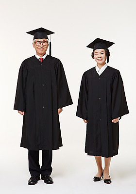 포토 JPG 스튜디오촬영 전신 여자 할아버지 노년 남자 할머니 졸업 실내 서기 미소 두명 앞모습 실버라이프 노부부 한국인 졸업가운 60대 노인만 평생교육 국내포토 라이프스타일 부부 교육 뷰포인트 모션 표정 사람 동양인 성인 내부 가운 성인만 파일형식