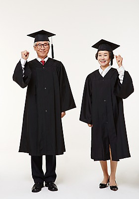 포토 JPG 스튜디오촬영 전신 여자 할아버지 노년 남자 할머니 졸업 실내 서기 미소 두명 앞모습 실버라이프 노부부 파이팅 한국인 졸업가운 60대 노인만 평생교육 국내포토 라이프스타일 부부 교육 뷰포인트 모션 표정 사람 동양인 성인 내부 가운 성인만 파일형식