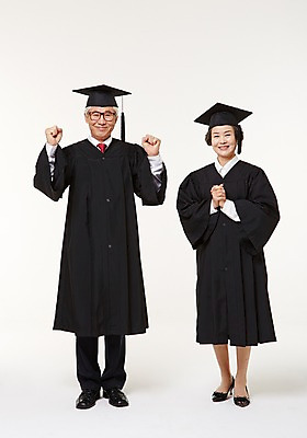포토 JPG 스튜디오촬영 전신 여자 할아버지 노년 남자 할머니 졸업 실내 서기 미소 손짓 두명 앞모습 실버라이프 노부부 한국인 졸업가운 60대 노인만 평생교육 국내포토 라이프스타일 부부 교육 뷰포인트 모션 표정 사람 동양인 성인 내부 가운 성인만 파일형식