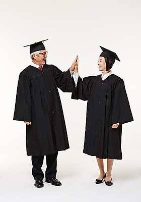 포토 JPG 스튜디오촬영 전신 여자 할아버지 노년 남자 할머니 졸업 실내 서기 미소 손짓 두명 앞모습 실버라이프 노부부 한국인 졸업가운 60대 하이파이브 노인만 평생교육 국내포토 라이프스타일 부부 교육 뷰포인트 모션 표정 사람 동양인 성인 내부 가운 성인만 파일형식