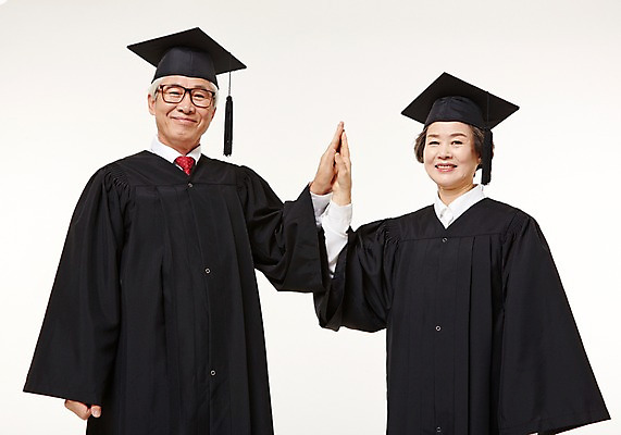 포토 JPG 스튜디오촬영 여자 할아버지 노년 남자 할머니 졸업 실내 서기 미소 손짓 상반신 두명 앞모습 실버라이프 노부부 한국인 졸업가운 60대 손맞댄 노인만 평생교육 국내포토 라이프스타일 부부 교육 뷰포인트 모션 표정 사람 동양인 성인 내부 가운 성인만 파일형식