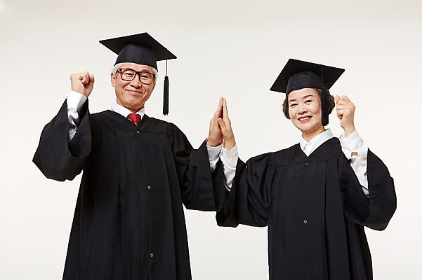 포토 JPG 스튜디오촬영 여자 할아버지 노년 남자 할머니 졸업 실내 서기 미소 손짓 상반신 두명 앞모습 실버라이프 노부부 파이팅 한국인 졸업가운 60대 손맞댄 노인만 평생교육 국내포토 라이프스타일 부부 교육 뷰포인트 모션 표정 사람 동양인 성인 내부 가운 성인만 파일형식