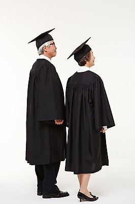 포토 JPG 스튜디오촬영 전신 응시 여자 할아버지 노년 남자 할머니 졸업 실내 서기 두명 뒷모습 실버라이프 노부부 한국인 졸업가운 60대 노인만 평생교육 국내포토 라이프스타일 부부 시선 교육 뷰포인트 모션 사람 동양인 성인 내부 가운 성인만 파일형식