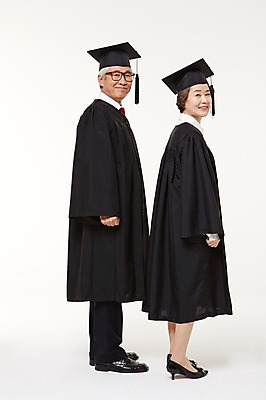 포토 JPG 스튜디오촬영 전신 여자 할아버지 노년 남자 할머니 졸업 실내 서기 미소 두명 옆모습 실버라이프 노부부 한국인 졸업가운 60대 노인만 평생교육 국내포토 라이프스타일 부부 교육 뷰포인트 모션 표정 사람 동양인 성인 내부 가운 성인만 파일형식