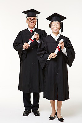 포토 JPG 스튜디오촬영 전신 여자 할아버지 노년 남자 할머니 졸업 실내 서기 미소 들기 두명 앞모습 실버라이프 노부부 한국인 졸업가운 60대 졸업장 노인만 평생교육 국내포토 라이프스타일 부부 교육 뷰포인트 모션 표정 사람 동양인 성인 내부 가운 성인만 파일형식