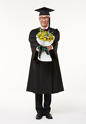 포토 JPG 스튜디오촬영 전신 할아버지 노년 남자 꽃다발 졸업 실내 한명 미소 들기 앞모습 실버라이프 한국인 졸업가운 60대 노인남자한명만 평생교육 국내포토 1 라이프스타일 교육 꽃 뷰포인트 모션 표정 사람 동양인 성인 내부 가운 남자한명만 노인남자만 파일형식