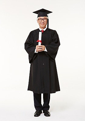 포토 JPG 스튜디오촬영 전신 할아버지 노년 남자 졸업 실내 한명 미소 들기 앞모습 실버라이프 한국인 졸업가운 60대 졸업장 노인남자한명만 평생교육 국내포토 1 라이프스타일 교육 뷰포인트 모션 표정 사람 동양인 성인 내부 가운 남자한명만 노인남자만 파일형식
