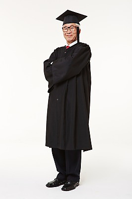 포토 JPG 스튜디오촬영 전신 할아버지 노년 남자 졸업 실내 한명 서기 미소 앞모습 실버라이프 팔짱 한국인 졸업가운 60대 노인남자한명만 평생교육 국내포토 1 라이프스타일 교육 뷰포인트 모션 표정 사람 동양인 성인 내부 가운 남자한명만 노인남자만 파일형식