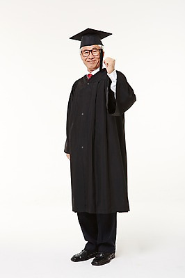 포토 JPG 스튜디오촬영 전신 할아버지 노년 남자 졸업 실내 한명 서기 미소 앞모습 실버라이프 파이팅 한국인 졸업가운 60대 노인남자한명만 평생교육 국내포토 1 라이프스타일 교육 뷰포인트 모션 표정 사람 동양인 성인 내부 가운 남자한명만 노인남자만 파일형식