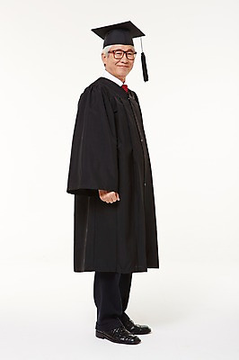 포토 JPG 스튜디오촬영 전신 할아버지 노년 남자 졸업 실내 한명 서기 미소 옆모습 실버라이프 한국인 졸업가운 60대 노인남자한명만 평생교육 국내포토 1 라이프스타일 교육 뷰포인트 모션 표정 사람 동양인 성인 내부 가운 남자한명만 노인남자만 파일형식