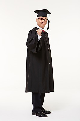 포토 JPG 스튜디오촬영 전신 할아버지 노년 남자 졸업 실내 한명 서기 미소 옆모습 실버라이프 파이팅 한국인 졸업가운 60대 노인남자한명만 평생교육 국내포토 1 라이프스타일 교육 뷰포인트 모션 표정 사람 동양인 성인 내부 가운 남자한명만 노인남자만 파일형식