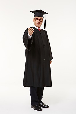 포토 JPG 스튜디오촬영 전신 할아버지 노년 남자 졸업 실내 한명 서기 미소 손짓 앞모습 실버라이프 한국인 졸업가운 60대 노인남자한명만 평생교육 국내포토 1 라이프스타일 교육 뷰포인트 모션 표정 사람 동양인 성인 내부 가운 남자한명만 노인남자만 파일형식