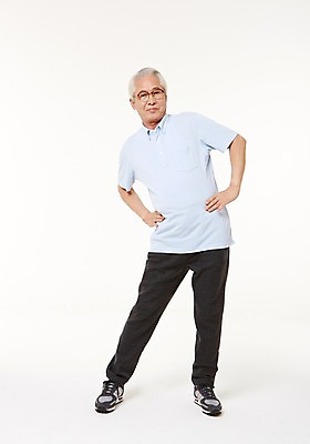 포토 JPG 스튜디오촬영 전신 할아버지 노년 남자 실내 건강 한명 서기 앞모습 실버라이프 스트레칭 한국인 60대 노인남자한명만 국내포토 1 라이프스타일 뷰포인트 모션 사람 동양인 성인 내부 운동 남자한명만 노인남자만 파일형식