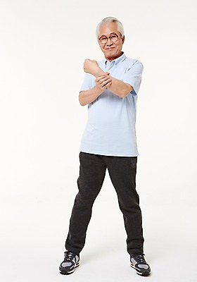 포토 JPG 스튜디오촬영 전신 할아버지 노년 남자 실내 건강 한명 서기 앞모습 실버라이프 스트레칭 한국인 60대 노인남자한명만 국내포토 1 라이프스타일 뷰포인트 모션 사람 동양인 성인 내부 운동 남자한명만 노인남자만 파일형식