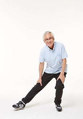 포토 JPG 스튜디오촬영 전신 할아버지 노년 남자 실내 건강 한명 서기 앞모습 실버라이프 스트레칭 한국인 60대 노인남자한명만 국내포토 1 라이프스타일 뷰포인트 모션 사람 동양인 성인 내부 운동 남자한명만 노인남자만 파일형식