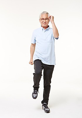 포토 JPG 스튜디오촬영 전신 할아버지 노년 남자 실내 건강 한명 서기 앞모습 실버라이프 스트레칭 한국인 60대 다리들기 노인남자한명만 국내포토 1 라이프스타일 뷰포인트 모션 사람 동양인 성인 내부 운동 남자한명만 노인남자만 파일형식