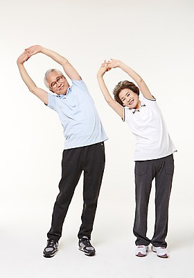 포토 JPG 스튜디오촬영 전신 여자 할아버지 노년 남자 할머니 실내 건강 서기 두명 앞모습 실버라이프 노부부 스트레칭 한국인 60대 노인만 국내포토 라이프스타일 부부 뷰포인트 모션 사람 동양인 성인 내부 운동 성인만 파일형식