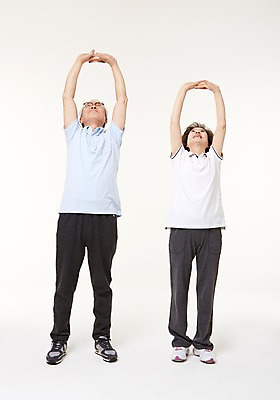 포토 JPG 스튜디오촬영 전신 여자 할아버지 노년 남자 할머니 실내 건강 서기 두명 앞모습 실버라이프 노부부 스트레칭 한국인 60대 노인만 국내포토 라이프스타일 부부 뷰포인트 모션 사람 동양인 성인 내부 운동 성인만 파일형식