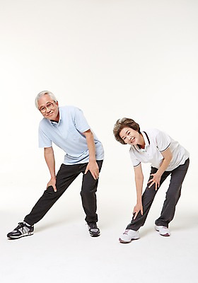 포토 JPG 스튜디오촬영 전신 여자 할아버지 노년 남자 할머니 실내 건강 서기 두명 앞모습 실버라이프 노부부 스트레칭 한국인 60대 노인만 국내포토 라이프스타일 부부 뷰포인트 모션 사람 동양인 성인 내부 운동 성인만 파일형식