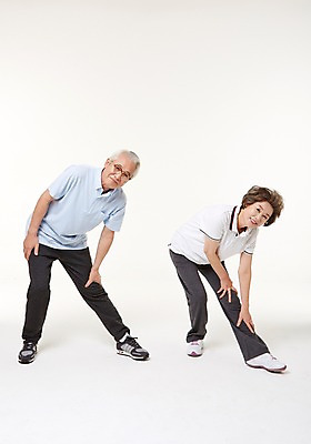 포토 JPG 스튜디오촬영 전신 여자 할아버지 노년 남자 할머니 실내 건강 서기 두명 앞모습 실버라이프 노부부 스트레칭 한국인 60대 노인만 국내포토 라이프스타일 부부 뷰포인트 모션 사람 동양인 성인 내부 운동 성인만 파일형식