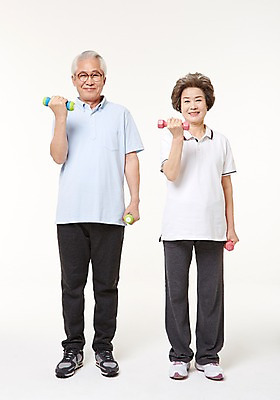 포토 JPG 스튜디오촬영 전신 여자 할아버지 노년 남자 할머니 실내 건강 서기 들기 두명 앞모습 실버라이프 운동 노부부 아령 한국인 60대 노인만 국내포토 라이프스타일 부부 뷰포인트 모션 사람 동양인 성인 내부 성인만 파일형식